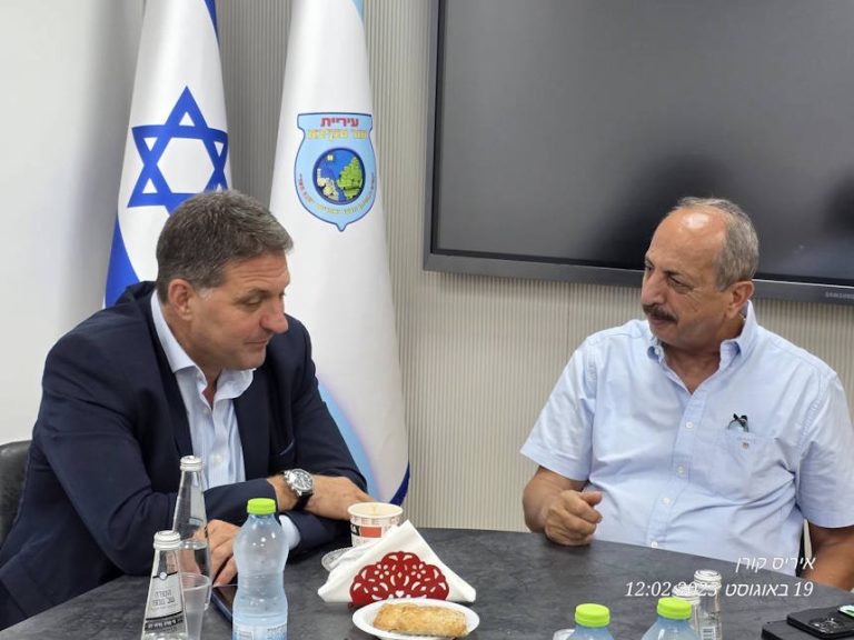 ביקור חשוב באור עקיבא: יו"ר מרכז השלטון המקומי נפגש עם ראש העיר והבטיח סיוע