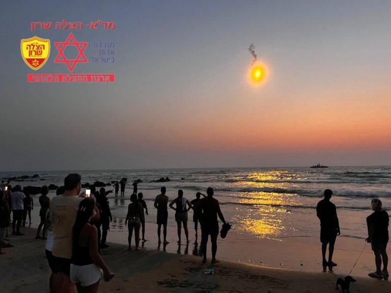 חשש לטביעה בחוף אולגה בחדרה; "קבוצת נערים לא יצאה כולה מהמים"