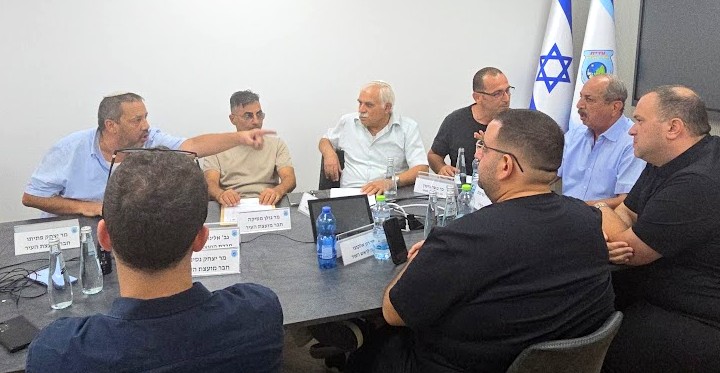 חשד להטיית תקציבי חירום באור עקיבא: "כספים שיועדו למקלט הועברו להתקנת תשתית מים בנכס פרטי" [וידאו🎥]