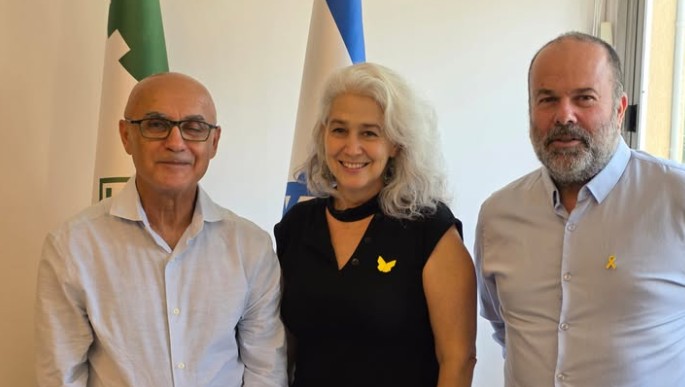 ישיבת מועצת פרדס חנה-כרכור 7.8.25 ● ליטל שלף דורי מהנדסת המועצה החדשה; אודליה לוי ועוזרת הסגן כגן