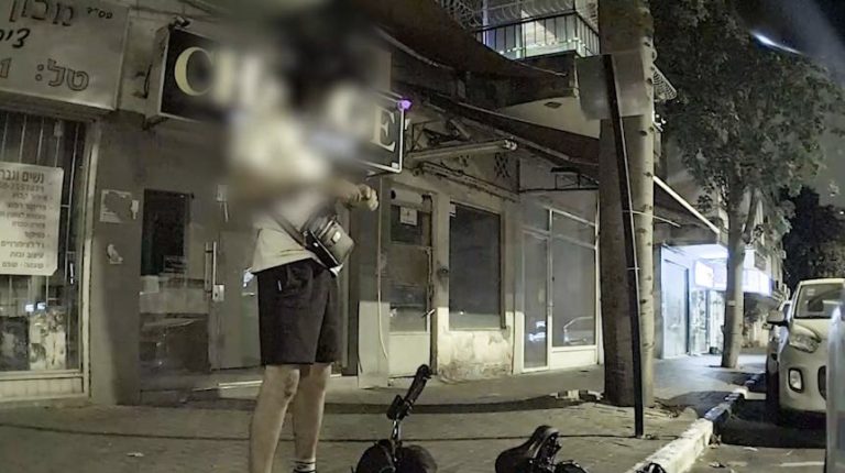 הפורץ מאור עקיבא נתפס עם חברו: גנבו אקדח וארנק מרכב – ותועדו במצלמות